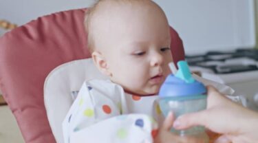 離乳食中の「水分補給」に注意を――“だ液を出す”“噛む”発達を支えるために|一般社団法人こども保育支援協会
